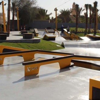 Betonfarbe Skatepark X-Dubai, Sichtbeton, farbiger Beton schwarz gelb